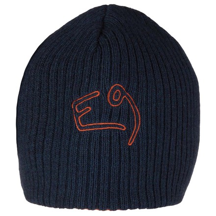 Die E9 Cap Mütze ist eine klassische Rippenstrick-Mütze mit dezent eingesticktem E9 Logo auf der Stirn, die außerdem noch schön kuschelig, warm hält.