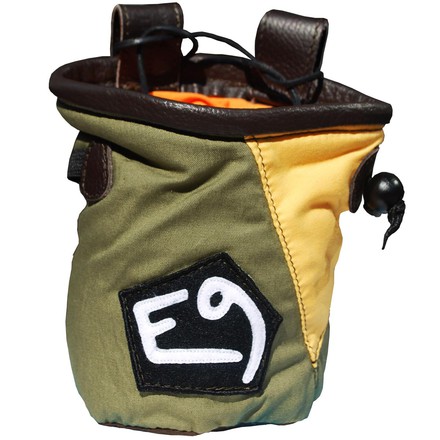 Der Fischio Chalkbag von E9 ist die ideale ERgänzung zu Deinem Outfit beim Klettern. Der Verschluss mit Zugband hält das Chalk beim Transport sicher im Chalk Bag