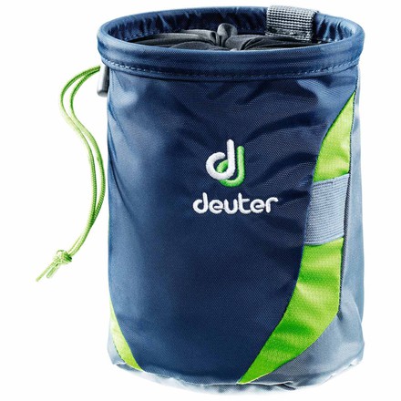 Der Deuter Gravity Chalk Bag ist durch den seitlichen Verschluss angenehm zu handhaben und und schaukelt am Gürtel weniger durch tief angesetzte Schlaufen