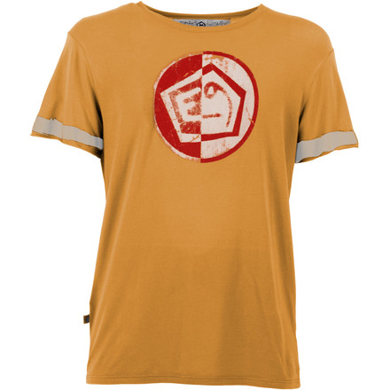 Das 1/2 von E9 ist ein trendiges T-Shirt mit großem Logoprint in Brusthöhe und einem fürs Klettern optimierten Schnitt