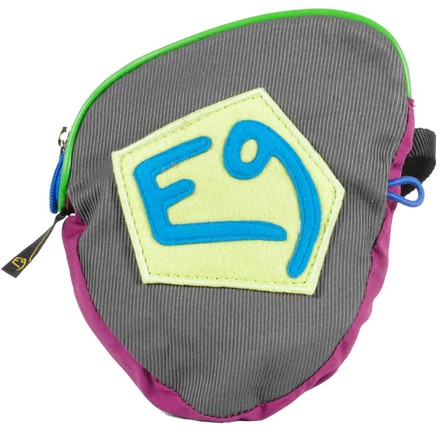 Der Ovulo von E9 lässt sich sowohl als Chalkbag, wie auch als Umhängetasche tragen, durch den langen Riemen und den Reißverschluss.