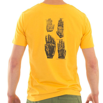 Das Cousins T-Shirt ist aus Biobaumwolle und hat einen großen Affenhände Print auf der Rückseite. Genau richtig für heiße Klettertage