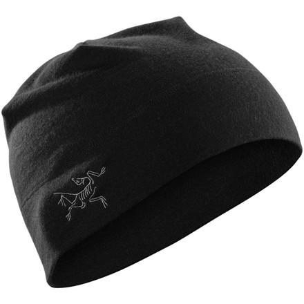 Die Arcteryx Rho Lt Beanie ist eine angenehm leichte und gleichzeitig wärmende Mütze, die man auch hervorragend unter Helmen tragen kann.