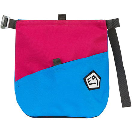 Der Gulp von E9 ist ein großer Bouldering Chalk Bag mit Klettverschluss, Trageschlaufe und Bürstenhalterung. In einer kleinen Tasche kannst du deine Wertsachen verstauen