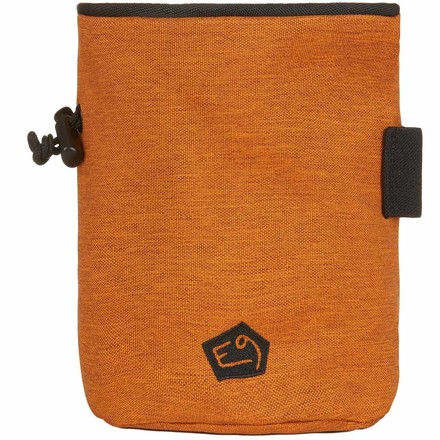 Der E9 Botte ist ein großer Chalk Bag im klassischen Design mit Bürstenhalterung und einer Reißverschlusstasche für Wertsachen und Kletterzubehör wie Tape oder Creme
