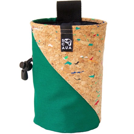 Der Mad Slap Chalk Bag wird aus einem sehr widerstandsfähigem Korkstoff in reiner Handarbeit hergestellt, was diesem Kreidebeutel ein einzigartiges Aussehen verleiht