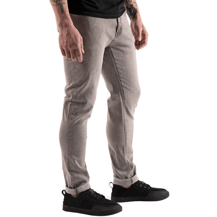 Die Men´s Jeans von So iLL ist eine Denim Slim Fit Kletterhose aus extrem robusten Stoff, die dank 4-Wege Stretch beim Klettern die volle Bewegungsfreiheit bietet
