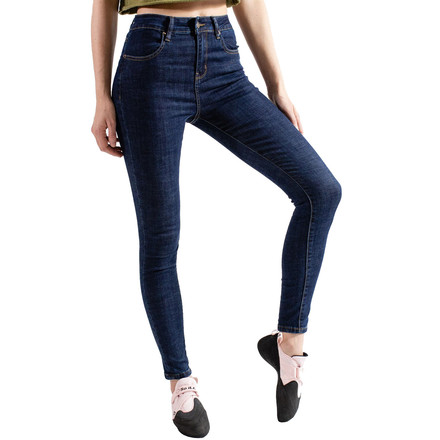 Die Women´s Jeans von So iLL ist robust und im ihrem Schnitt perfekt aufs Klettern angepasst, durch ihr schickes Design ist sie aber auch voll alltagstauglich