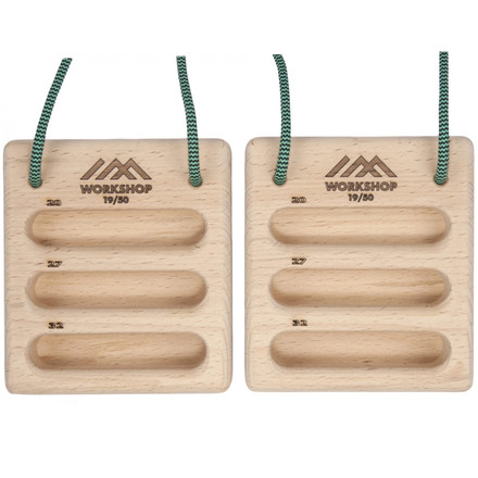 Das Portable Fingerboard vom Workshop 19/50 ist ein Kompater Trainer aus Holz, der im Paar geliefert wird und drei Grifftiefen bietet