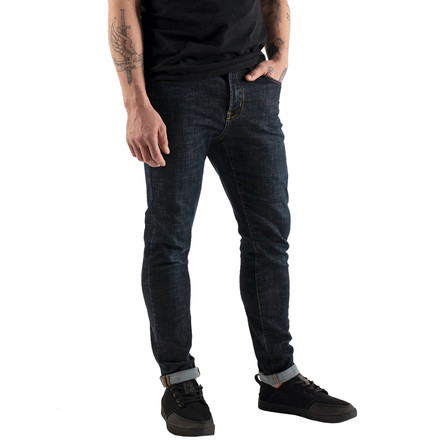 Die So iLL Jeans ist eine Kletterhose für Männer mit schmalem Schnitt, aber bester Bewegungsfreiheit durch ihren superstretchigen Stoff