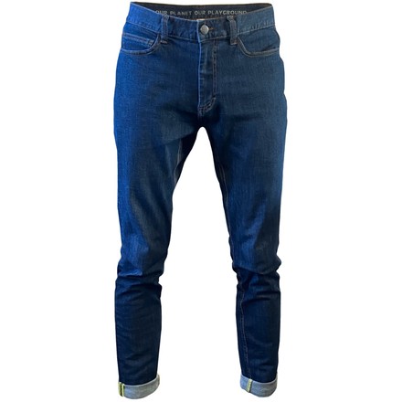 Die Fitz Jeans von 3RD Rock ist eine Boulderhose, die jede Bewegung anstandslos mitmacht. Anziehen, losklettern und die Route punkten.