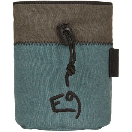 Das Aglio C ist ein Chalk Bag von E9 aus Baumwolle. Dank seiner zwei Aufhängeschlaufen hängt es stabil und immer da, wo es sein soll.