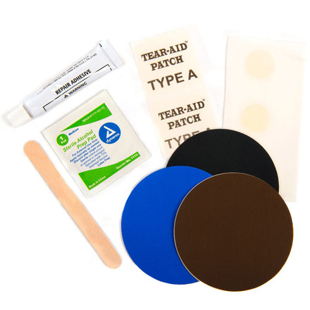 Das Thermarest Permanent Kome Repair Kit ist ein Reparaturset für Isomatten, es ermöglicht eine dauerhafte Reparatur von Löchern oder Rissen