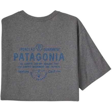 Gut aussehen und ein gutes Gewissen haben mit dem Forge Mark Responsibili-Tee Kletter-t-shirt von Patagonia - der Materilamix macht es.