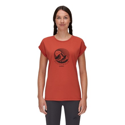 Das Mountain T-Shirt für Frauen von Mammut ist ein technisches T-Shirt, das mit schicken Prints daherkommt und jedes Abenteuer mitmacht.