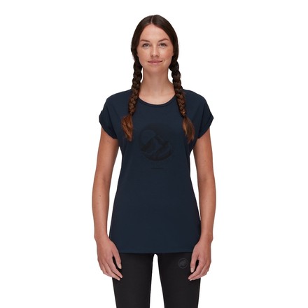 Das Mountain T-Shirt für Frauen von Mammut ist ein technisches T-Shirt, das mit schicken Prints daherkommt und jedes Abenteuer mitmacht.