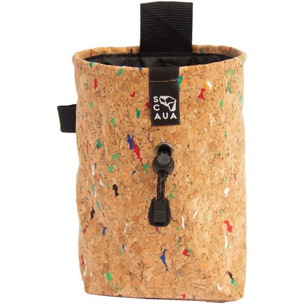 Mit dem Cork Pocket Chalk Bag von Scaua hast du beim Klettern Chalk und Smartphone gleichermaßen griffbereit. Die Korkhülle macht es gleichzeitig einzigartig.