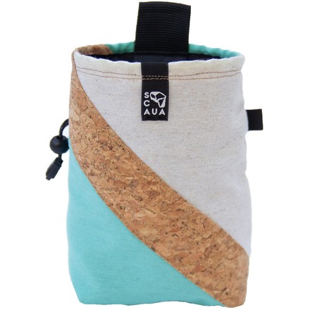 Der Scaua Square Diagonal Chalk Bag ist mit seiner Kombination aus buntem Baumwollstoff und widerstandsfähigem Stoff aus Kork ein echter Hingucker 