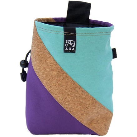 Der Scaua Square Diagonal Chalk Bag ist mit seiner Kombination aus buntem Baumwollstoff und widerstandsfähigem Stoff aus Kork ein echter Hingucker