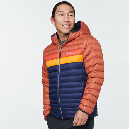 Die Fuego Down Hooded Jacket von Cotopaxi beweist, dass eine Daunenjacke nicht nur etwas für den Winter ist und überzeugt mit praktischen Details.