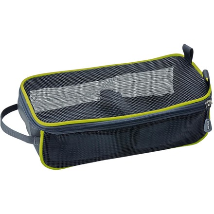 Die Crampon Bag von Edelrid ist eine robuste Steigeisentasche, die dank guter Belüftung und festem Gewebe die Steigeisen und die restliche Ausrüstung schützt.