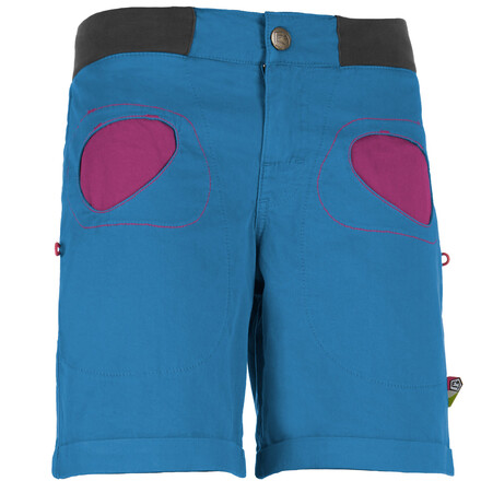 Die Onda Short ist eine kurze Boulderhose für Frauen, die mit ihren Beinem zum Hochkrempeln und den typischen runden Taschen für Sommerfeeling sorgt
