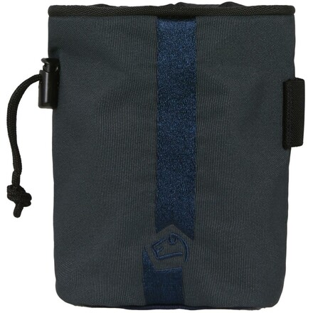 Der Botte Chalk Bag kommt im klassischen Design und kann durch seine große Eingriffsöffnung und eine Reißverschlusstasche für Wertsachen punkten