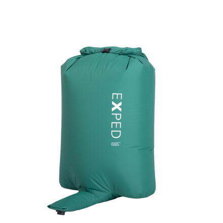 Der zuverlässige Schnozzel Pumpsack von Exped pumpt jede hauseigene Matte auf und kann außerdem als wasserdichter Kompressionssack genutzt werden