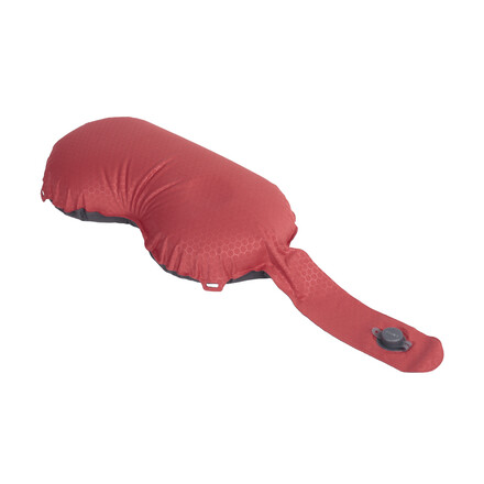 Das praktische Pump Pillow von Exped bietet dir unterwegs nicht nur eine komfortable Liegefläche für den Kopf, sondern pumpt auch deine Isomatten auf.