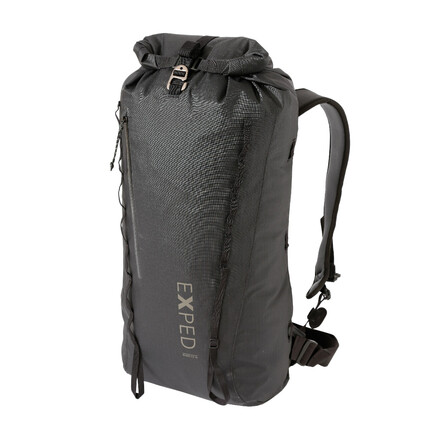 Der robuste und minimalistische Black Ice 30 Kletterrucksack von Exped überzeugt in den Bergen auch auf anspruchsvollen Touren.