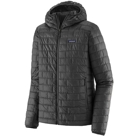 Der leichte Nano Puff Hoody von Patagonia begleitet dich zuverlässig bei frostigen Temperaturen. Seine Kapuze passt problemlos auch unter den Kletterhelm