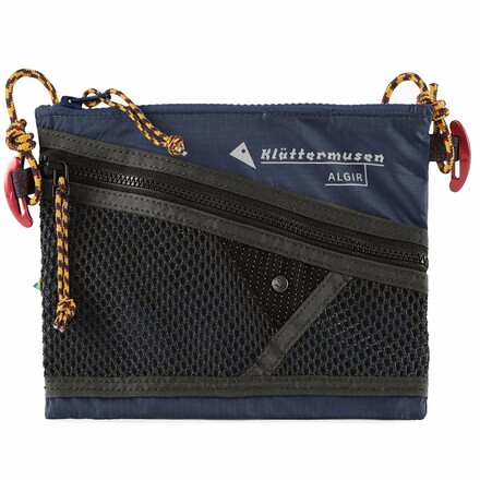 Die praktischen Klättermusen Algir Accessory Bag sind in drei verschiedenen Größen erhältlich und lassen sich auf vielfältige Weise nutzen und tragen.