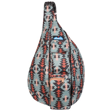 Die Rope Bag Tasche von Kavu ist mit ihrem Gurt aus Kletterseil und ihrer robusten Baumwolle die ideale Begleiterin für wolkenlose Tage.