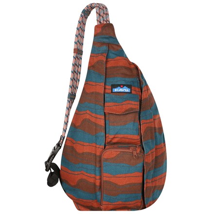 Die Rope Bag Tasche von Kavu ist mit ihrem Gurt aus Kletterseil und ihrer robusten Baumwolle die ideale Begleiterin für wolkenlose Tage.