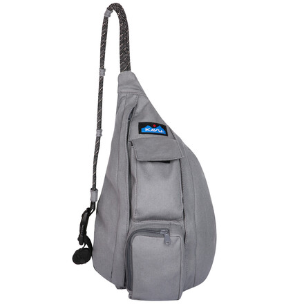 Die Mini Rope Bag Tasche von Kavu ist ein Highlight für Minimalisten und begeistert vor allem durch ihren robusten und originellen Gurt aus Kletterseill.