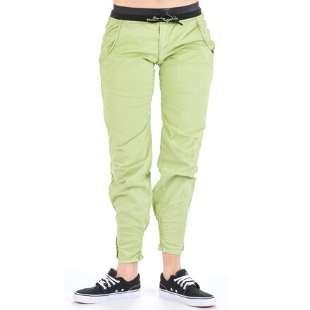 Die gut durchdachte Women's Neo Pant Kletterhose von Nograd bietet dir absolute Bewegungsfreiheit am Felsen und in der Halle.