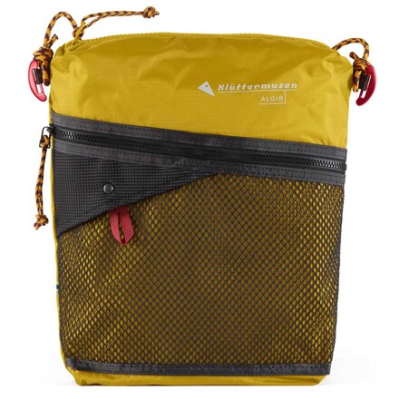Mit der strapazierfähigen und stylischen Klättermusen Algir Multislots Bag behältst du unterwegs kinderleicht den Überblick. Mit versteckter Passtasche.
