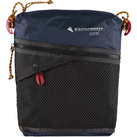 Mit der strapazierfähigen und stylischen Klättermusen Algir Multislots Bag behältst du unterwegs kinderleicht den Überblick. Mit versteckter Passtasche.