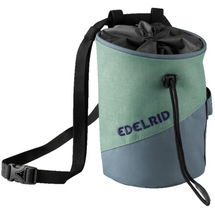 Der aus bluesign zertifizierten Materialien hergestellten Monoblock Chalk Bag von Edelrid hat ein Schlüsselfach mit Klettverschluss.