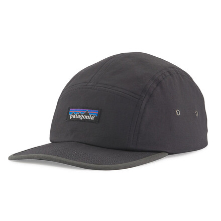 Mit der Patagonia P-6 Label Maclure Hat Basecap aus robustem Canvas und einem Schirm aus recycelten Fischernetzen hast du eine super Basecap gefunden.