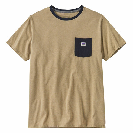 Das minimalistische und robuste Patagonia Shop Sticker Pocket Responsibili-Tee T-Shirt überzeugt mit seinem weichen und atmungsaktiven Material.