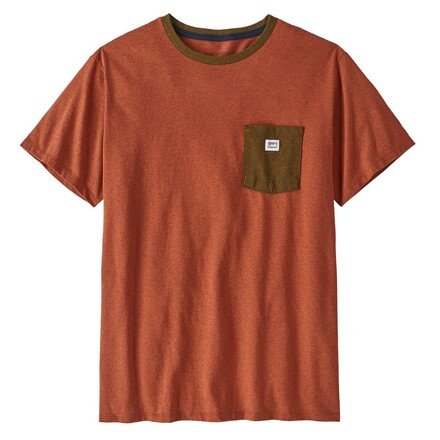 Das minimalistische und robuste Patagonia Shop Sticker Pocket Responsibili-Tee T-Shirt überzeugt mit seinem weichen und atmungsaktiven Material.