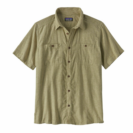 Das Back Step Shirt von Patagonia ist ein kurzärmeliges Hemd für Männer, das nicht nur gut aussieht, sondern auch gemütlich ist.