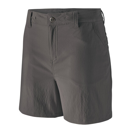 Die Patagonia Women’s Quandary Shorts 5 in. aus atmungsaktiven und flexiblen Stoff eignet sich ideal für sommerliche Trekking- und Wandertouren.