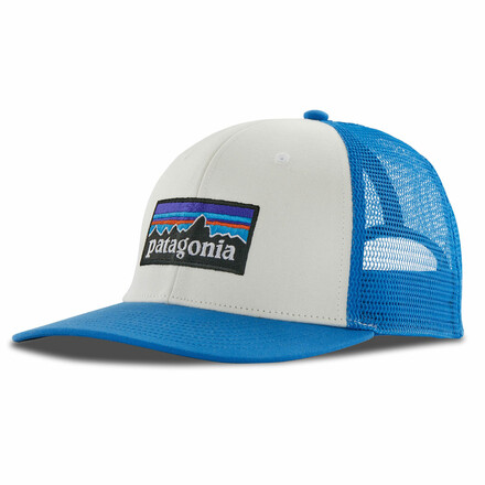 Die robuste Patagonia P-6 Logo Trucker Hat Basecap überzeugt durch ihren hohen Tragekomfort und den aus recycelten Fischernetzen bestehenden Schirmkern
