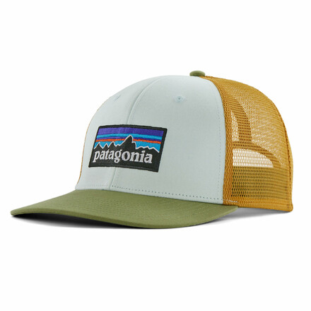 Die robuste Patagonia P-6 Logo Trucker Hat Basecap überzeugt durch ihren hohen Tragekomfort und den aus recycelten Fischernetzen bestehenden Schirmkern