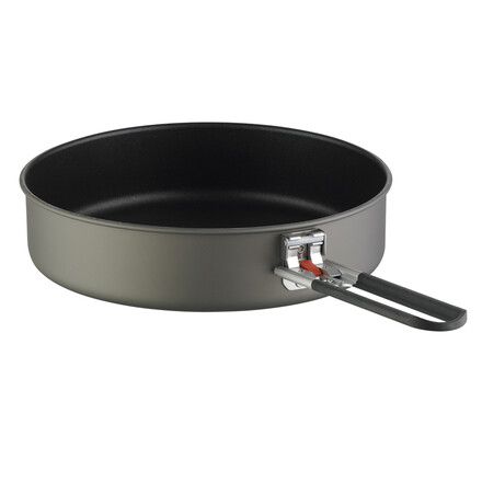 Die leichte MSR Quick Skillet Pfanne aus Aluminium lässt sich platzsparend stapeln und lässt dank ihrer Antihaftbeschichtung auch nichts anbrennen.