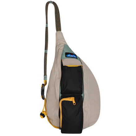 Die Kavu Mini Rope Sack ist eine wetterfeste Begleiterin für das ganze Jahr mit dem ikonischen Schulterriemen aus robustem Kletterseil.