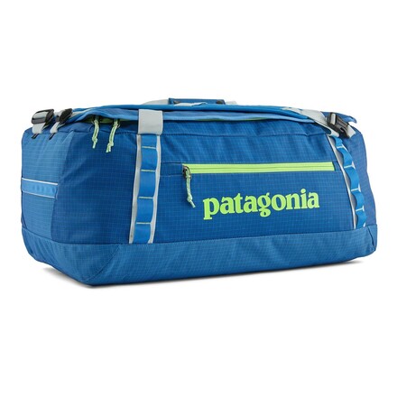 Geräumige Reisetasche, die dank gepolsterter Schulterriemen auch wie ein Rucksack getragen werden kann und sich selbst besonders klein verpacken lässt.