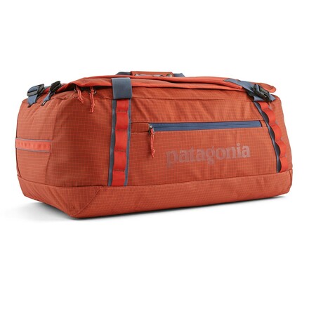 Geräumige Reisetasche, die dank gepolsterter Schulterriemen auch wie ein Rucksack getragen werden kann und sich selbst besonders klein verpacken lässt.